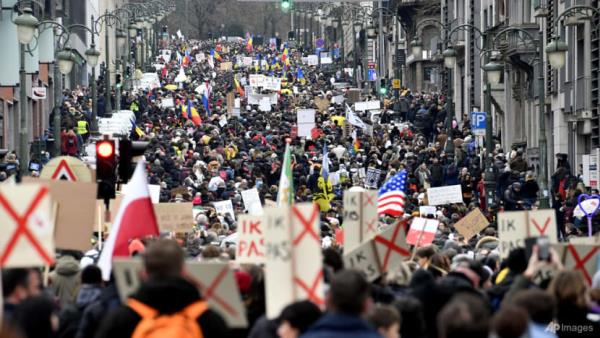 Thousands protest in Belgium against COVID-19 rules